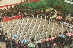 杭州武林廣場。為促銷“樂天大師天茶”，天功功友在演練通天功。