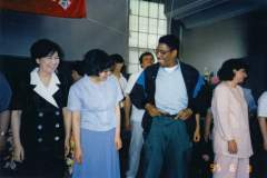 1995年，樂天大師發功調理後，聽眾迅速減肥奇效，褲腰帶下滑。