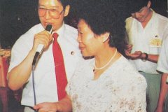 樂天大師在報告會上運用天醫無痛無血拔牙。 “拔”！一聲喊，部分聽眾的病牙就脫落下來。拔牙成功的聽眾拿著牙齒上台報喜。