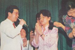 西安市全聾啞姑娘霍雁靈聽了樂天大師的帶功報告,聽力得到廠明顯恢復，全家激動得痛哭流涕，全場為之麗動。旁邊痛哭的是她的姐姐。