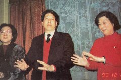 陳樂天大師向著名越劇表演藝術家范瑞娟、傅全香傳授通天功。