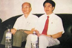 樂天大師與科學家侯虞鈞教授在一起。