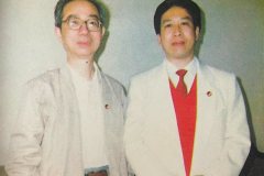 樂天大師與科學家侯虞鈞教授在一起。