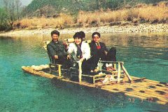 樂天大師與夫人在出生地溫州永嘉的楠溪江上。