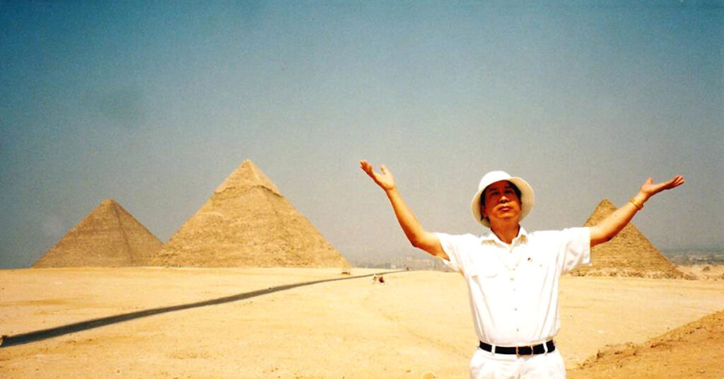 1999年，樂天大師在埃及金字塔前